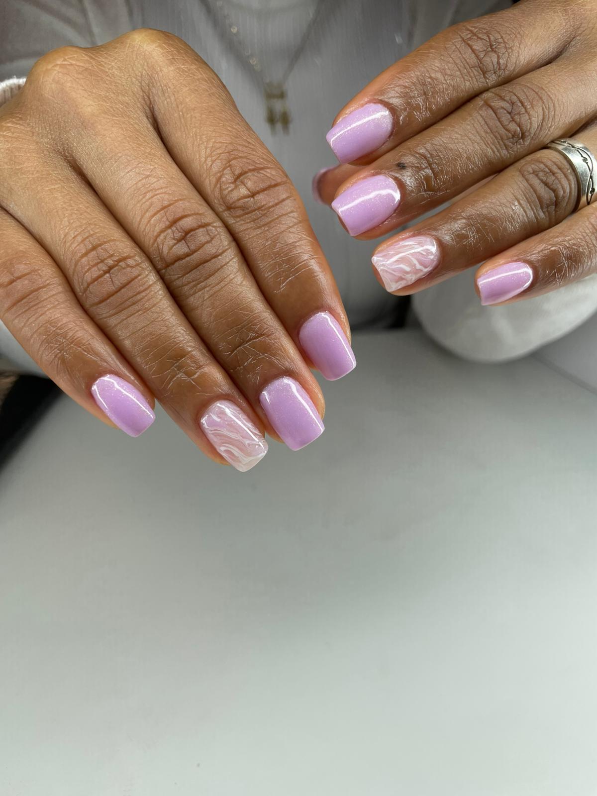 Unhas nude com brilho