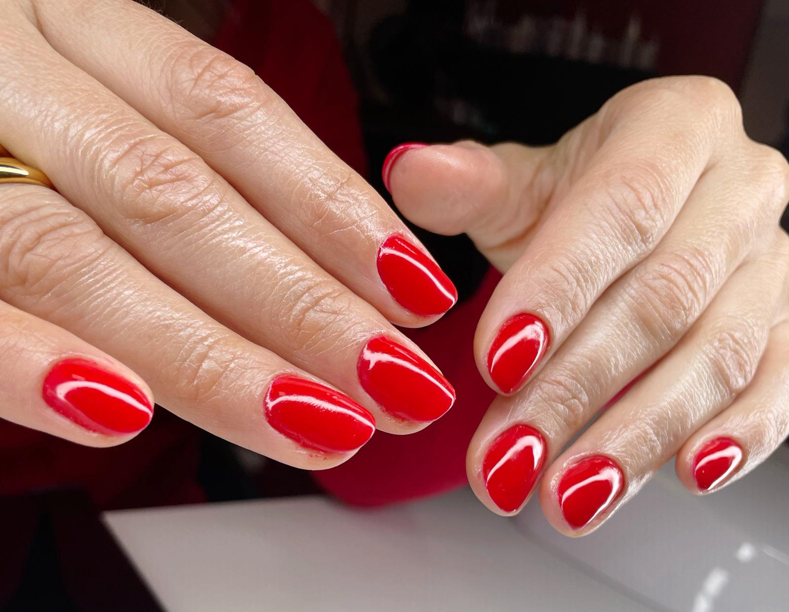 Unhas vermelhas brilhantes