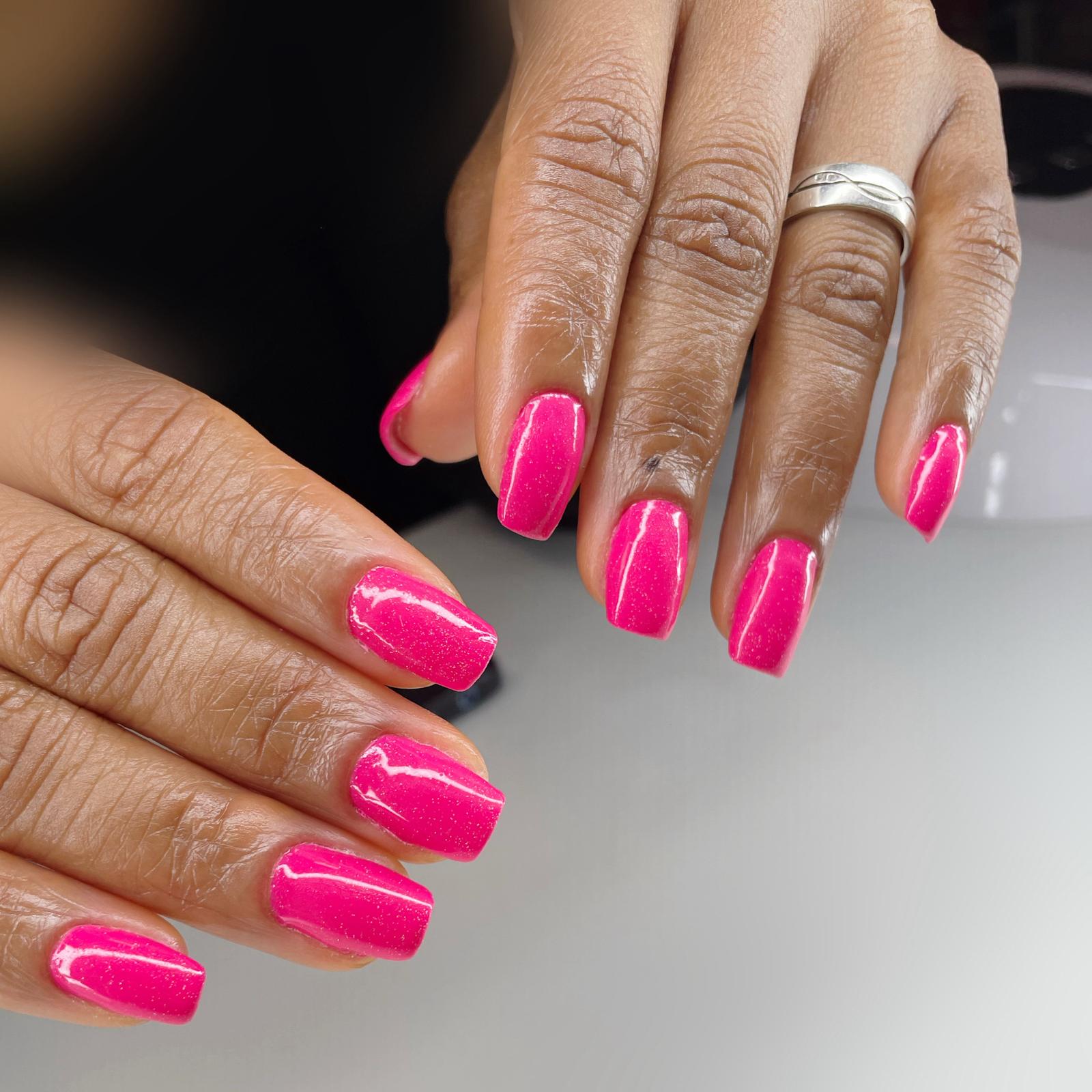 Unhas rosa choque brilhantes