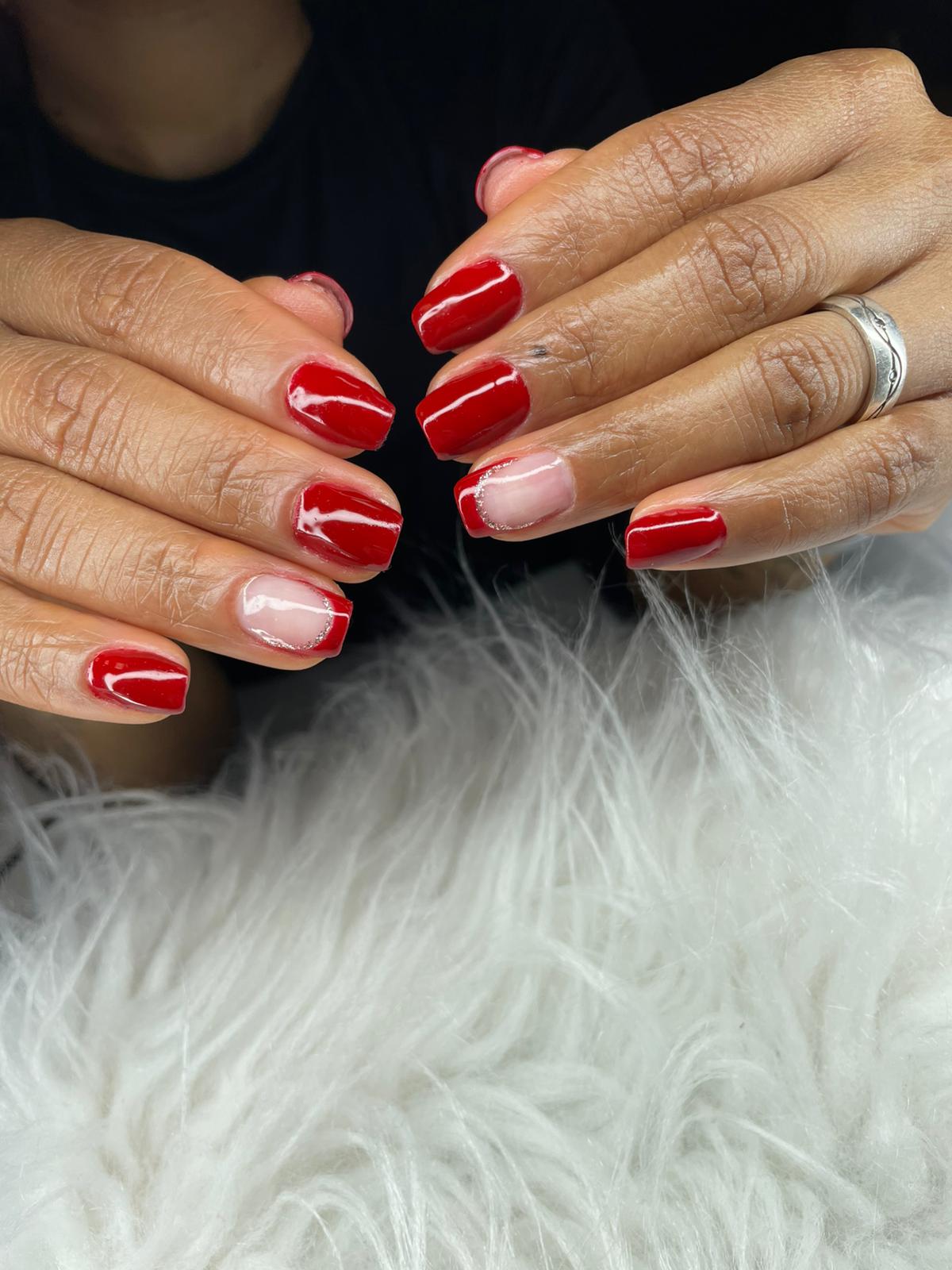 Unhas vermelhas com francesa e brilho